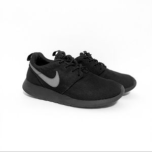 Black Nike Roshe Run